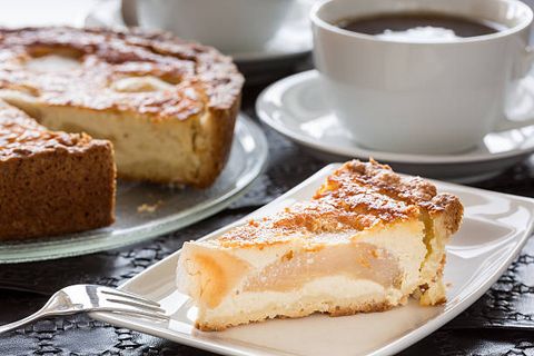 Ein Stück Apfelkuchen mit einer Tasse Kaffee