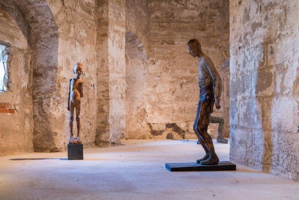 In einem Raum stehen Menschen-Skulpturen. Sie sind Teil des Skulpturensommer in der Festung Sonnenstein. 