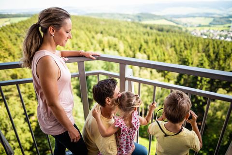 Eine Familie genießt die Aussicht vom König-Albert-Turm.