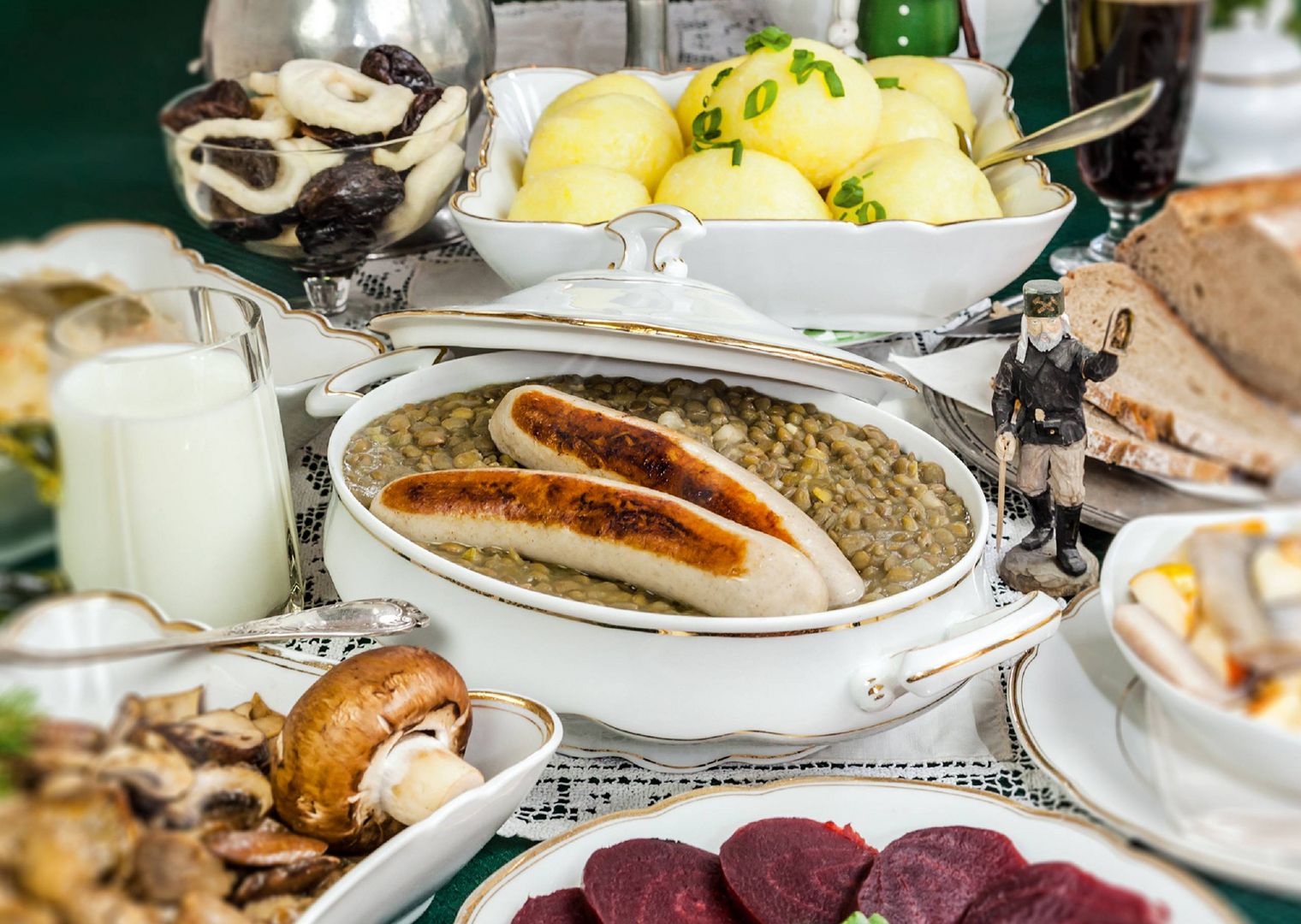 Festmahl mit verschiedenen Gerichten wie beispielsweise rote Beete, Pilze, Bratwürste und Linsen