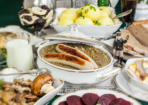 Festmahl mit verschiedenen Gerichten wie beispielsweise rote Beete, Pilze, Bratwürste und Linsen