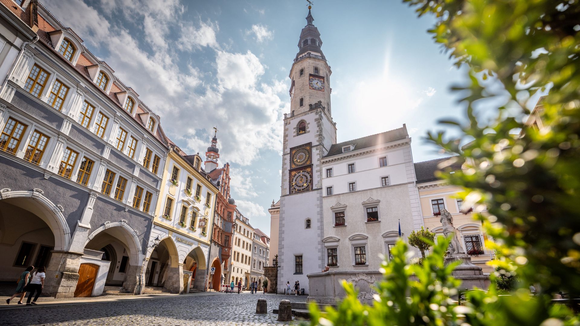 Historischer Untermarkt mit Rathausturm in Görlitz im Sonnenschein / Historic Untermarkt with town hall tower in Görlitz in the sunshine