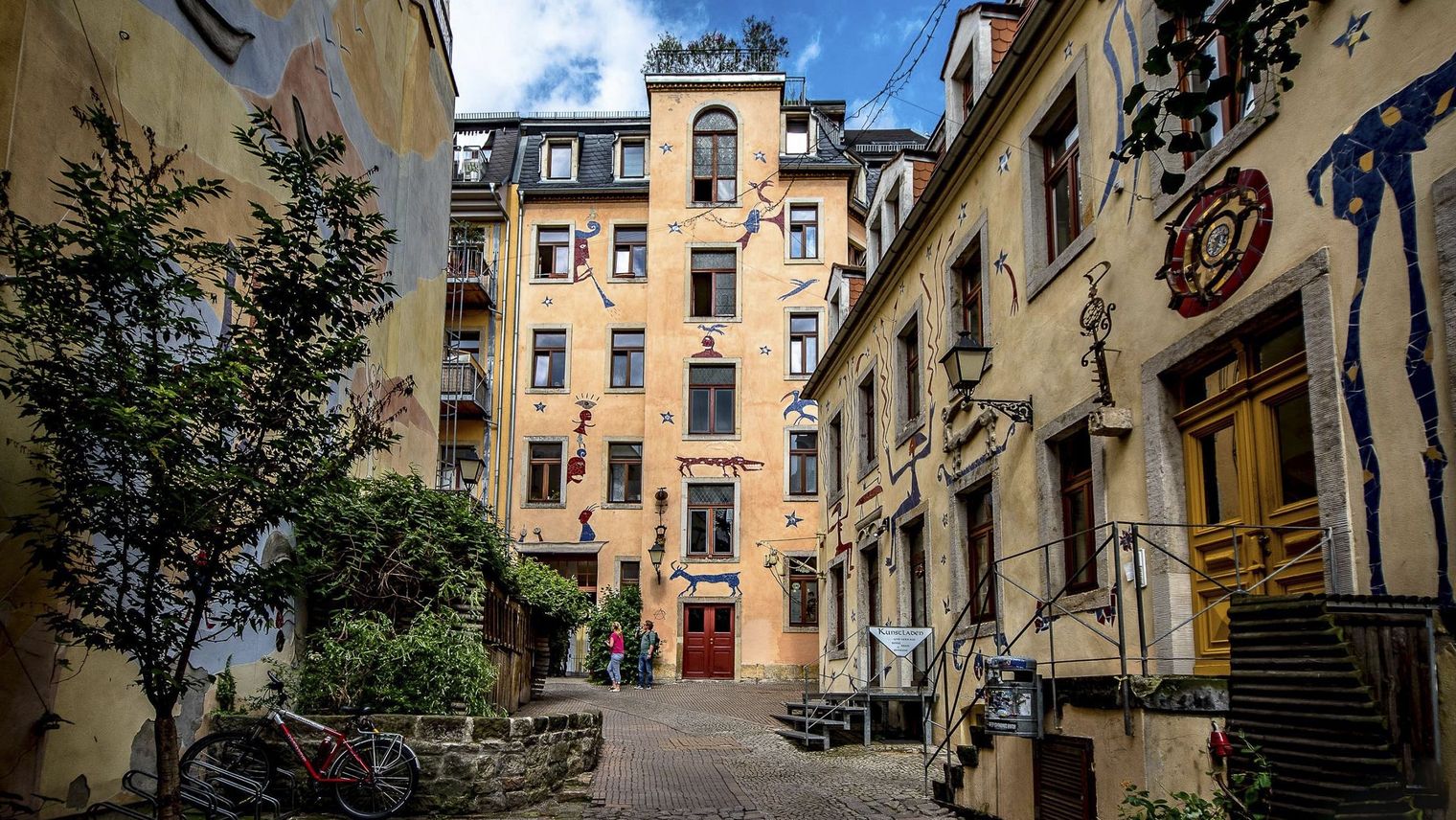 Künstlerisch verzierte Häuser in der Kunsthofpassage in Dresden Neustadt