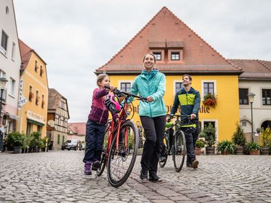 Familie mit dem Rad in Radebeul Altkötzschenbroda