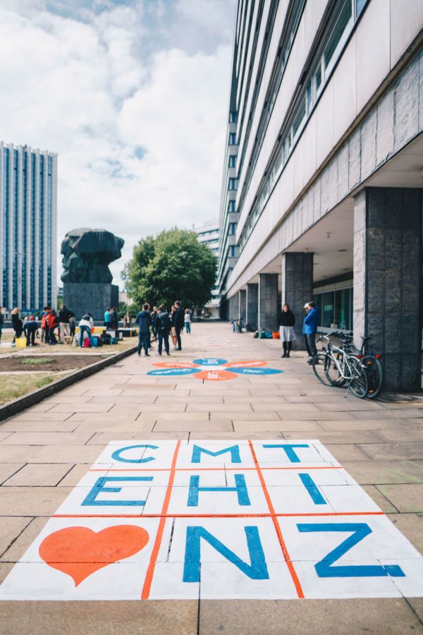 Buchstaben von Chemnitz künstlerisch auf Gehweg