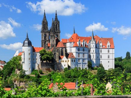 Blick von einer Mauer auf die Albrechtsburg in Meissen.