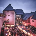 Weihnachtsmarkt im Hof von Schloss Rochlitz
