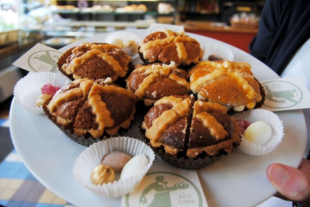 Eine Gebäckspezialität in Form einer Pastete. Es handelt sich um ein Mürbeteiggebäck, dass mit einer Masse aus Marzipan und Marmelade gefüllt ist. Die Verzierung besteht aus zwei gekreuzten Teigstreifen.