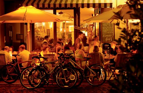 belebtes Straßencafé am Abend