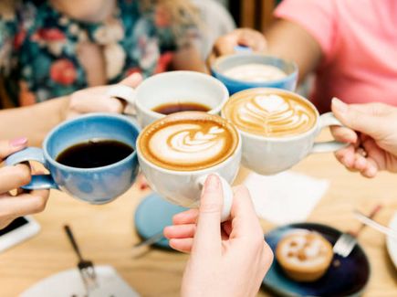 Eine Gruppe Frauen sitzt zur Kaffeepause zusammen