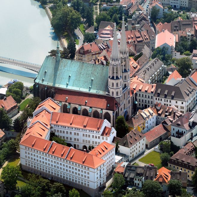 Luftaufnahme von der Görlitzer Altstadt mit der Altstadtbrücke und der Peterskirche