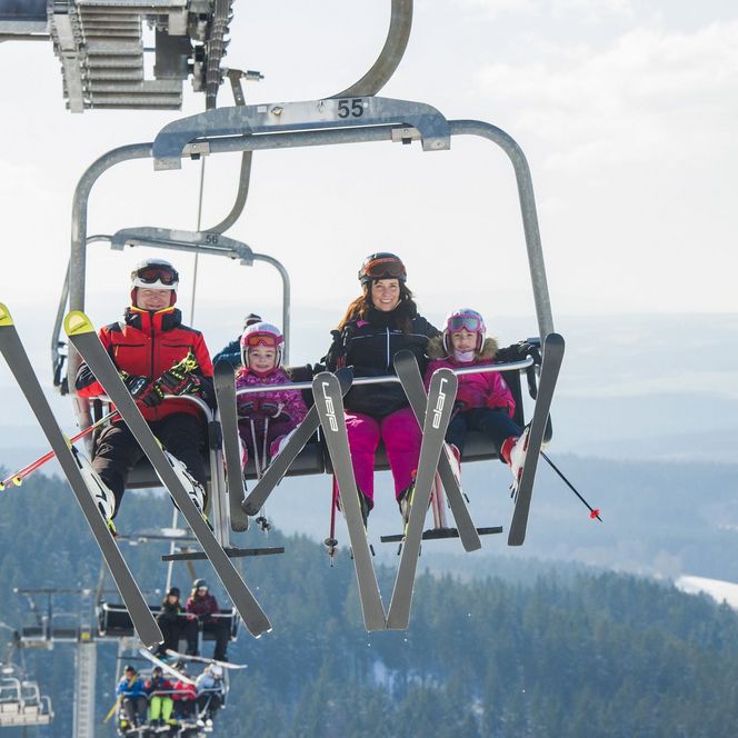 Auf die Piste mit dem Lift in der Skiwelt Schöneck