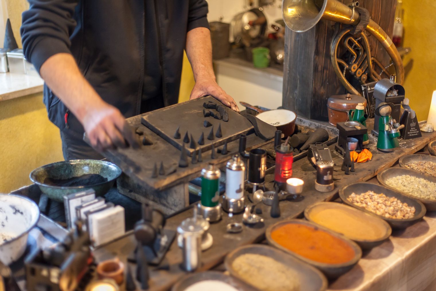 Traditionelle Herstellung von Räucherkerzen im Erzgebirge // Traditional manufacture of incense candles in the Ore Mountains