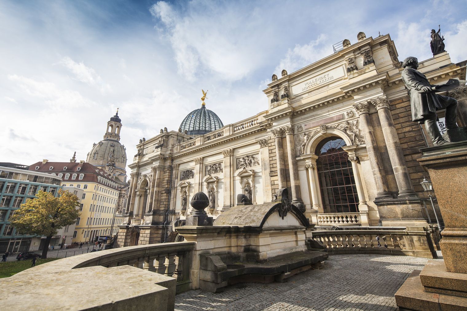 Blick auf die Brühlsche Terrasse in Dresden mit der Frauenkirche und der Zitronenpresse im Hintergrund