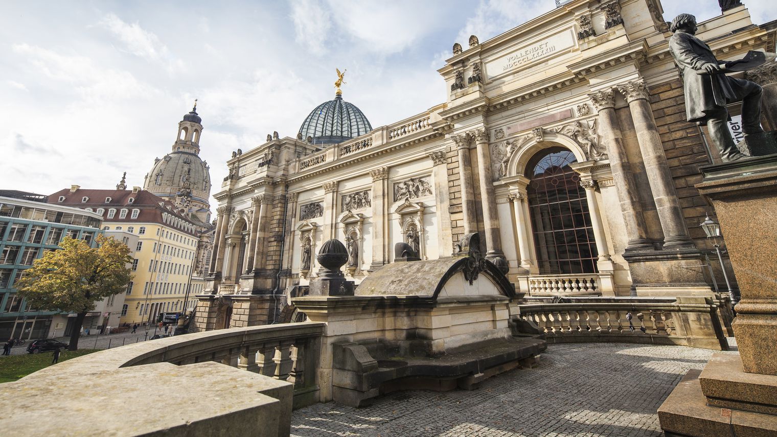 Blick auf die Brühlsche Terrasse in Dresden mit der Frauenkirche und der Zitronenpresse im Hintergrund