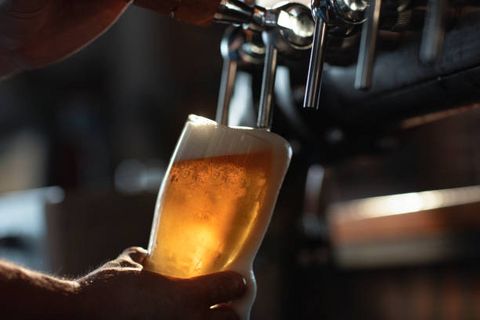 Ein Bier wird frisch gezapft