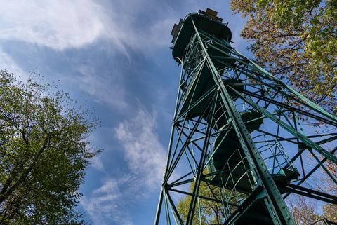 Ein grün gestrichener Aussichtsturm aus Metall steht in Saupsdorf. 