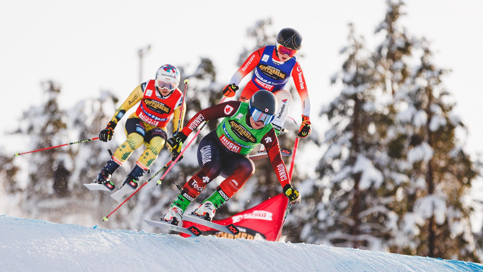 Ski Cross Weltcup in Oberwiesenthal - drei Alpine Skifahrer fahren den Berg hinunter