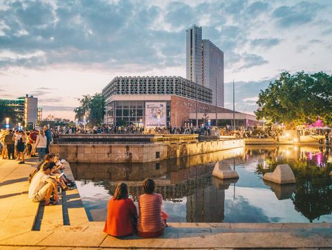 Vorplatz Stadthalle Chemnitz im Abendlicht, reges Treiben - junge Menschen verweilen im Sommer. 