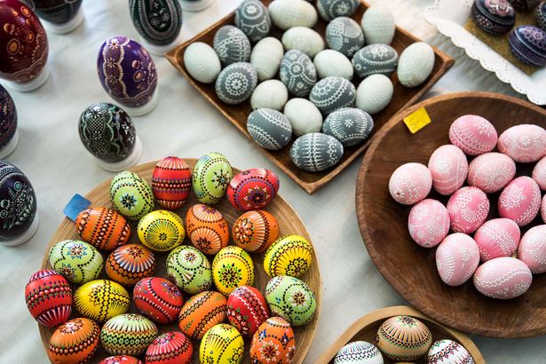 Eier in verschiedenen Farben und mit liebevoll gezeichneten Mustern liegen auf Schalen. In Bautzen haben Sorbische Osterbräuche eine lange Tradition. 