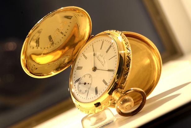 Eine goldene Taschenuhr liegt im Uhrenmuseum Glashütte