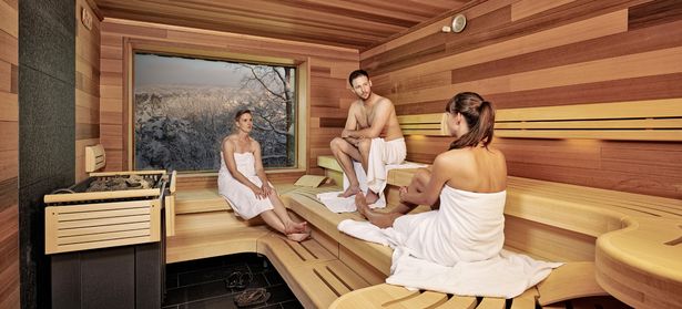 Menschen in einer Sauna