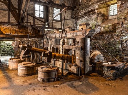 Voll funktionstüchtiges historisches Hammerwerk mit Wasserkraftantrieb aus dem 17. Jh. 