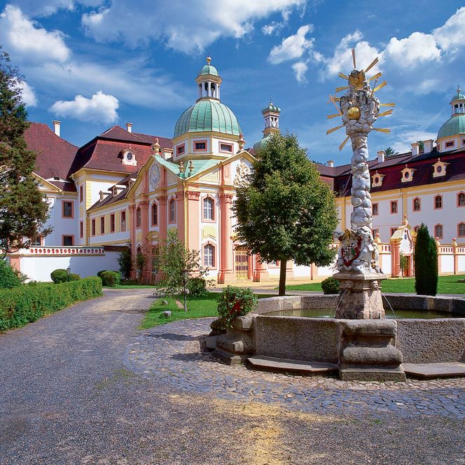 Außengebäude des Klosters mit einem Brunnen 