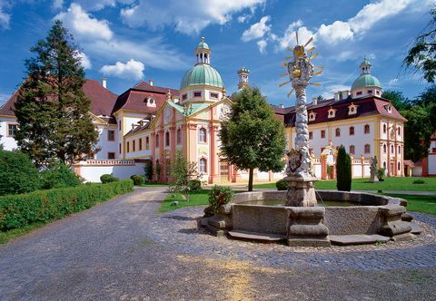 Außengebäude des Klosters mit einem Brunnen 