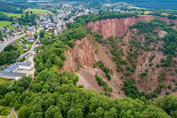 Luftaufnahme einer trichterförmigen Vertiefung die durch Bergbautätigkeiten entstanden ist