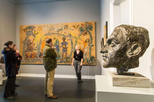 Besucher sind im Max Pechstein Museum in Zwickau. Im Vordergrund ist der Kopf einer Person modelliert.