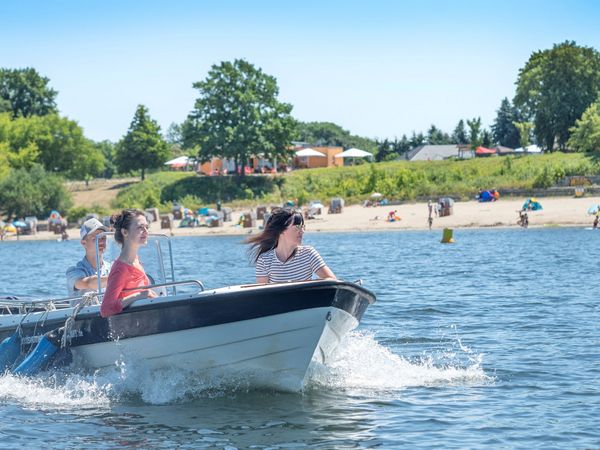 3 Personen fahren auf dem Senftenberger See Motorboot