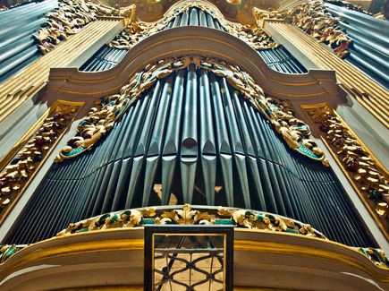 Orgel mit Verzierungen