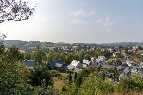 Ein Blick auf die Häuser und Kirche von Seiffen, einem Ort im Erzgebirge. 