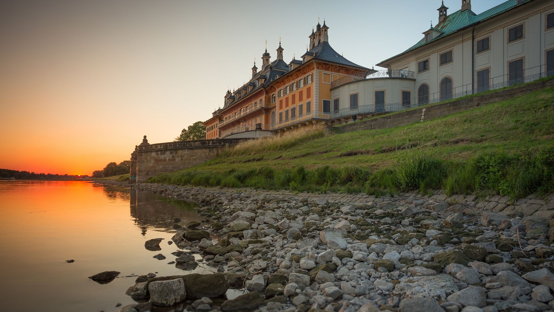 Das Dresdner Schloss Pillnitz in Außenaufnahme. Es liegt direkt am Elberadweg. 