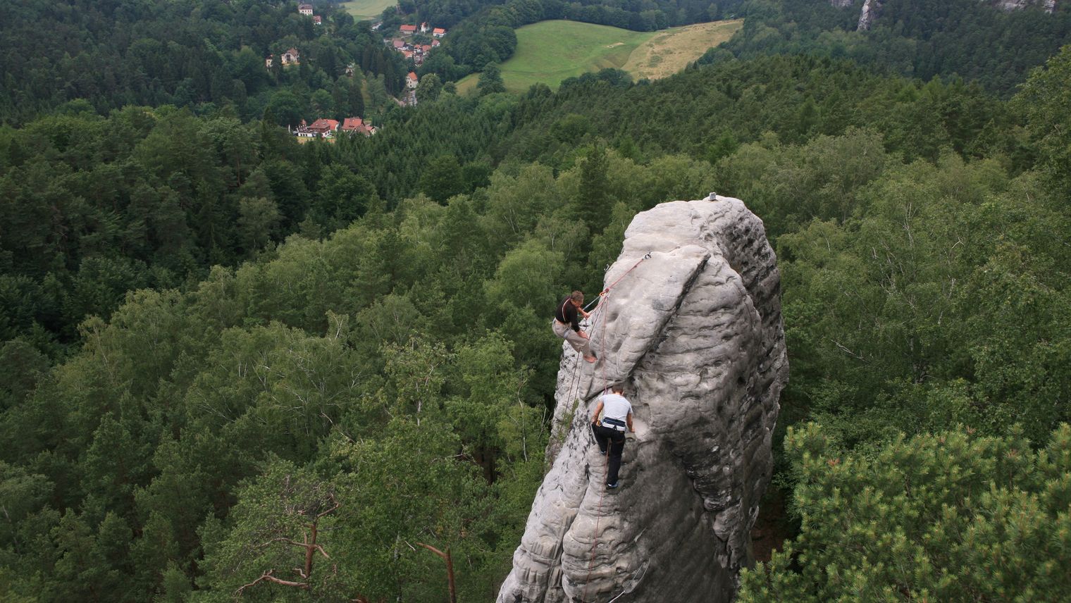 Zwei Kletterer auf einer Felsnadel in der Sächsischen Schweiz