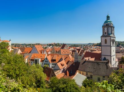 Blick von einer Anhöhe auf den Turm der Frauenkirche