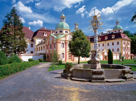 Außengebäude des Klosters mit einem Brunnen 