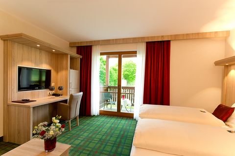Ein gemütliches Hotelzimmer mit Balkon