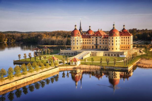 Schloss Moritzburg im Sommer aus der Luftperspektive gezeigt