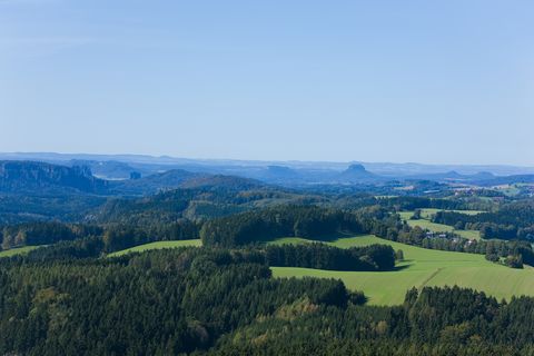 Wälder, Felder und Felsen prägen die Landschaft bei Hinterhermsdorf. 