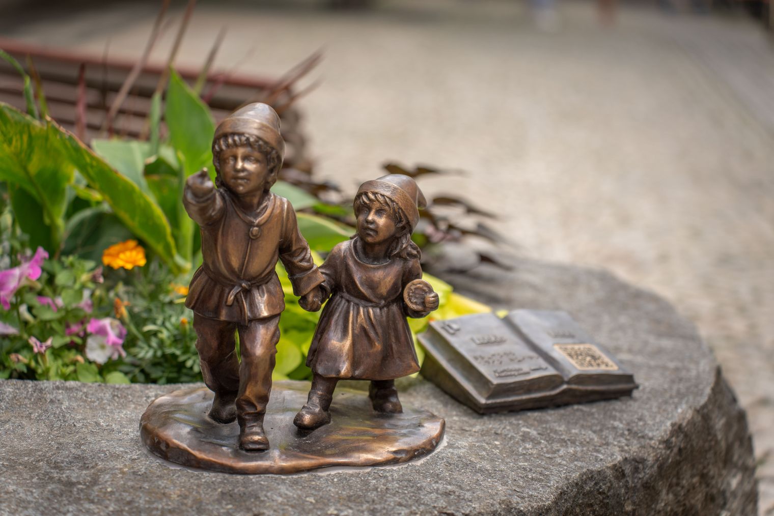 Motiv des Sagenpfads Bautzen: Bronzefigurengruppe zweier Kinder