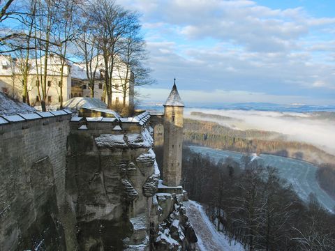 die Festung Königstein ist von Schnee bedeckt