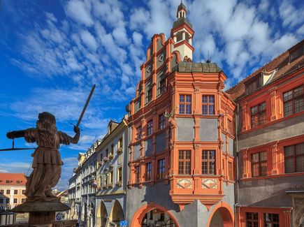 Das grau-orangene Gebäude des schlesischen Museums steht am Untermarkt in Görlitz. 