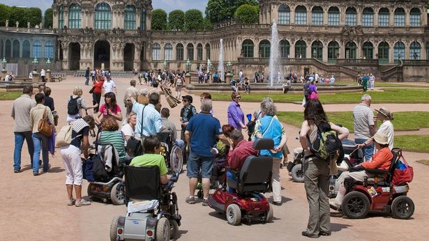 Eine Gruppe Rollstuhlfahrer besuchen den Dresdner Zwinger 