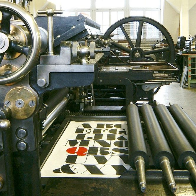 Druckmaschine im kleinen Drucksaal des Museums für Druckkunst
