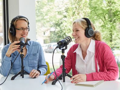 Inka Schmeling und Kathrin Sander auf den Spuren Caspar David Friedrichs in Sachsen im MERIAN-Podcast "Reisen beginnt im Kopf"