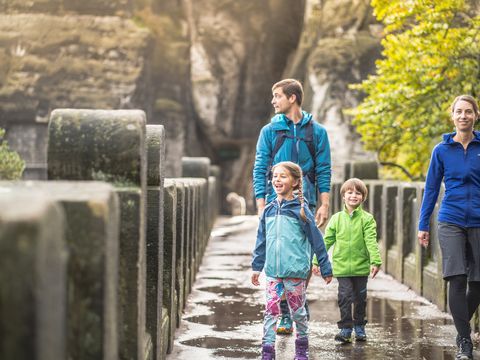 Eine Familie geht über die Basteibrücke