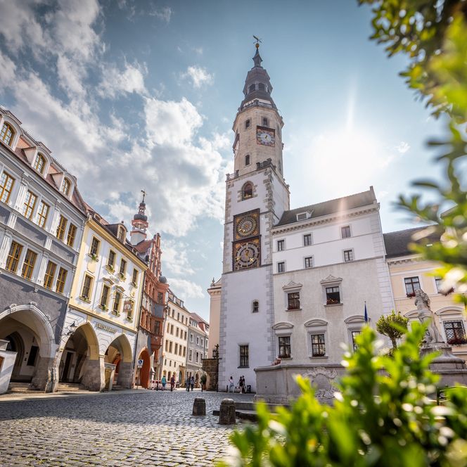 Historischer Untermarkt mit Rathausturm in Görlitz im Sonnenschein / Historic Untermarkt with town hall tower in Görlitz in the sunshine