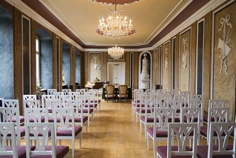 In einem Saal in Schloss Leubnitz stehen weiße Stühle in Reihen. Es sieht aus wie ein Trauzimmer. 